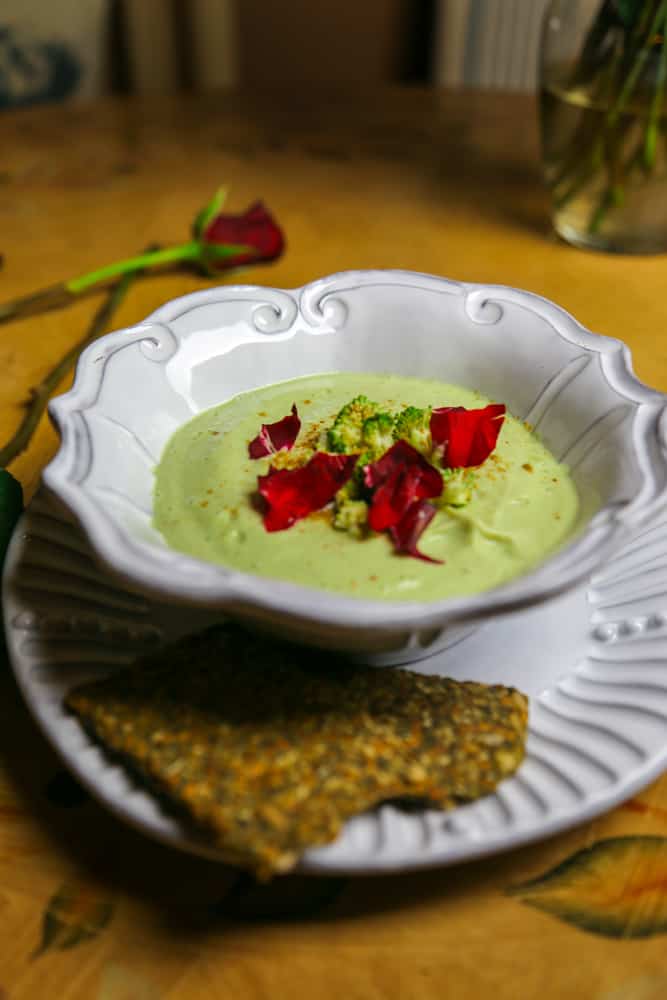 bowl of green broccoli soup