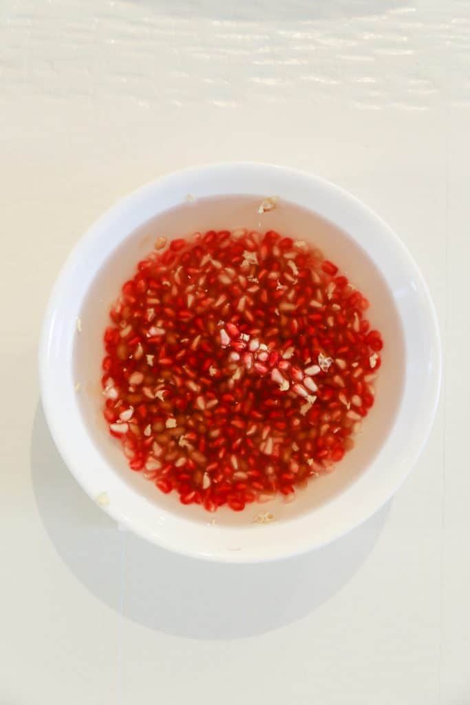 how to deseed a pomegranate place seeds in water in bowl
