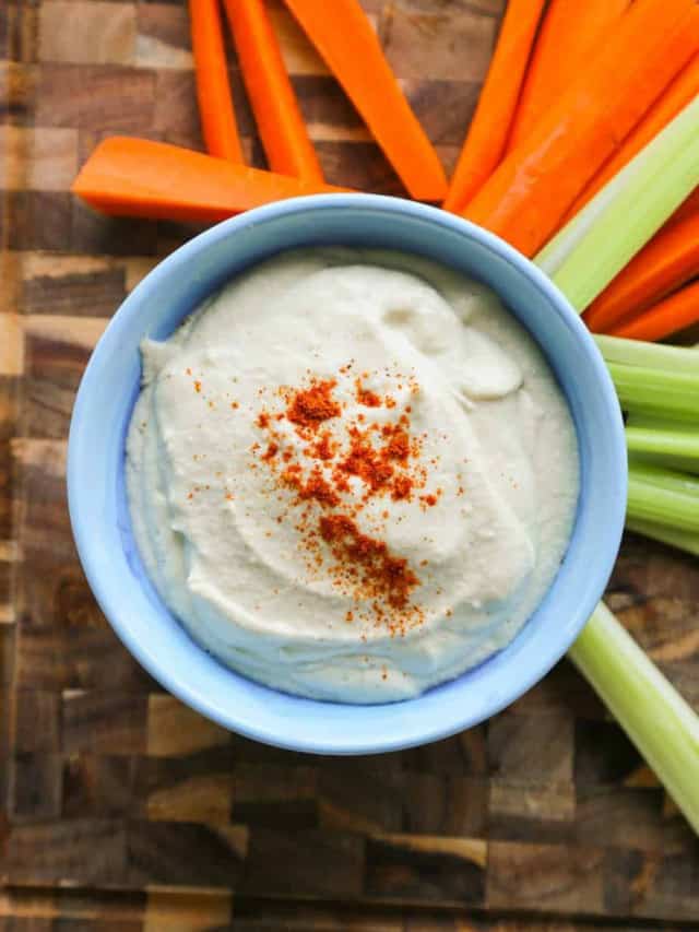 picture of vegan garlic aioli in a blue bowl.