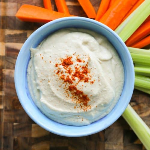 picture of vegan garlic aioli in a blue bowl