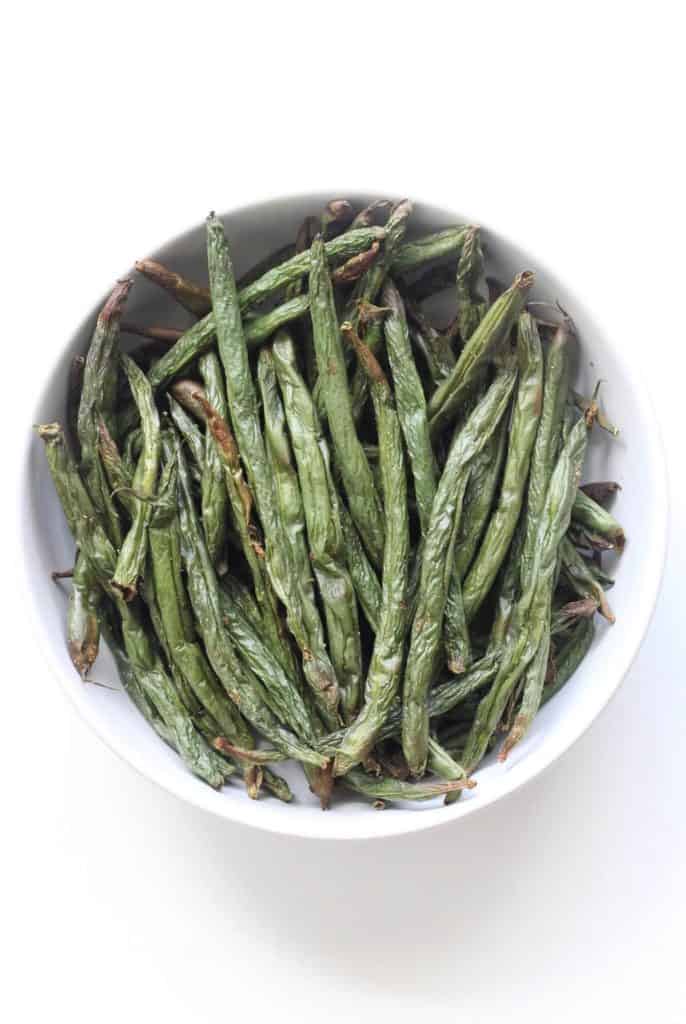 air fryer green beans on a plate 