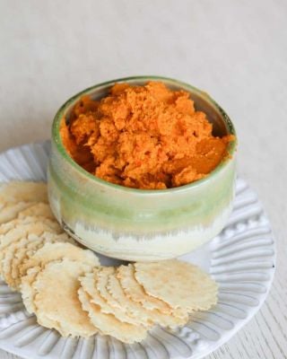 You'll love this gluten free carrot hummus from the first dip! Flavored with roasted carrots and a spanish spice blend gives it a smokey savory flavor🌱❤️🌱
.
You can find the recipe on our website! https://www.eatingworks.com/gluten-free-hummus/
.
.
Looking for more homemade gluten-free plant based recipes? Follow @eatingworks and join our community🌱❤️🌱
.
.
.
#carrots #hummus #carrothummus #hummusrecipe #glutenfreerecipes #glutenfreevegan #glutenfreediet #glutenfreeeats #glutenfreehummus #eatingworks #eatingworksfl #healthyfood4happybodies