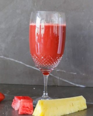 You’re going to love this delicious and refreshing recipe for watermelon and pineapple juice. As the weather warms up and we begin to crave something cool and thirst-quenching, this fruity beverage is the perfect way to beat the heat. With just 4 ingredients and a juicer, you can whip up a batch of this sweet and tangy juice in no time🌱❤️🌱
.
.
You can find the recipe on our website! https://www.eatingworks.com/watermelon-and-pineapple-juice/
.
.
Looking for more homemade gluten-free plant based recipes? Follow @eatingworks and join our community🌱❤️🌱
.
.
.
#watermelon #pineapple #juice #juicing #juicer #juicerecipes #detoxjuices #detoxrecipes #eatingworks #eatingworksfl #healthyfood4happybodies